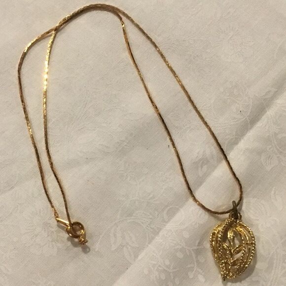 Goldtone Necklace With Leaf Pendant - Picture 2 of 4